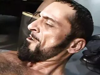 Một cô gái trẻ với bộ ngực nhỏ đã làm việc vấn đề, vì vậy cô tạm thời hoạt động như một người giúp việc trong một công sex lau xanh nhat ban ty làm sạch, và bất kỳ sự lười biếng xảy ra với khách hàng mới, mang lại cho căn hộ của họ vào một trạng thái thần thánh. Nhưng người đàn ông này đáp ứng một người quản gia trong một cách đặc biệt, bởi vì nó làm cho anh ta một cảm giác của cô phấn khích. Mặc dù nhỏ to và kích thước nhỏ, gã vẫn còn giơ cho tình dục và vàng với một tay, trong găng tay. Sau đó, búp bê chân, và cung cấp cho một cạo pisechku trong bao cao su. Các dương vật là tốt trong mọi cách và sẽ kết thúc, nhiều khả năng, với một tinh trên mặt.