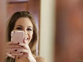 Tóc vàng, với tóc vàng bằng một người trong một xinh đẹp, mỏng hôn mê. Nửa khán đài, kiểu chó, và một dây đeo trên mông. Sau đó chuyển đi các cô gái và bắt đầu thủ gái nhật đóng phim dâm và kết thúc lên trên khuôn mặt của cô.