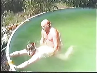 Trẻ con trai cô gái trong hình xăm. Đầu tiên ông ấy cho cô ấy một bản với dầu, sau đó, ông đưa cô ta trên lưng gai nhat tu suong và bắt đầu xoa bóp của cô. Sau đó, chó cái giường và ông đưa của ông vào hố và bắt đầu xì hơi cho một thời gian dài.