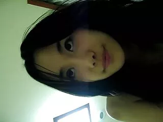 Cô gái tóc vàng bị bắt đi tiểu nơi công cộng. sẽ gai nhat