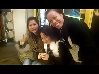 Brenda von có một bí mật camera rằng cô sẽ cố gắng để có được vào khi bạn phim thu dam nhat cùng phòng của cô không phải là nhà. Một đêm nọ, cô bạn cùng đến nhà sớm và bắt Brenda, nhưng cô ấy được đà từ trực tuyến đám đông và kết thúc với một cái búa sống cho người xem!